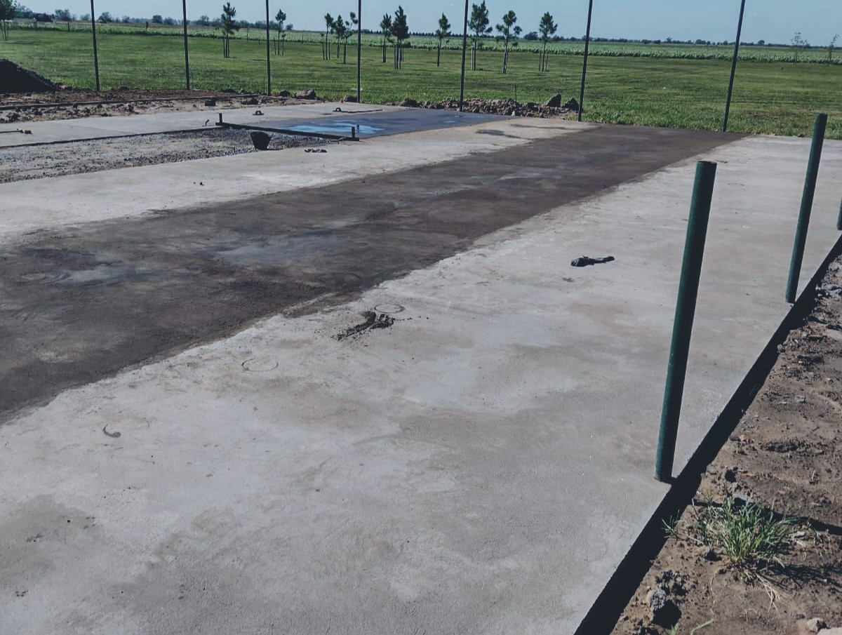 Cancha de cemento poroso.