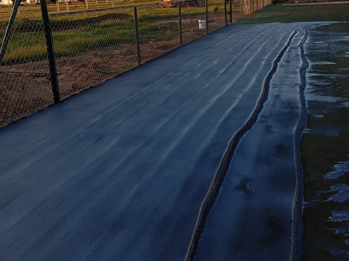 Cancha de cemento poroso.