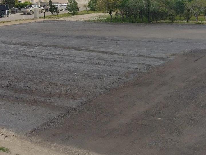 Cancha de cemento poroso.