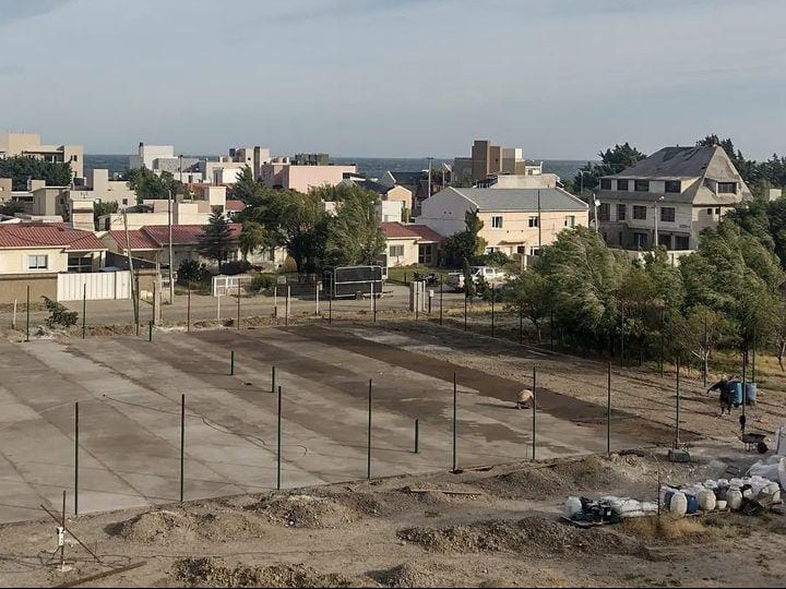 Cancha de cemento poroso.