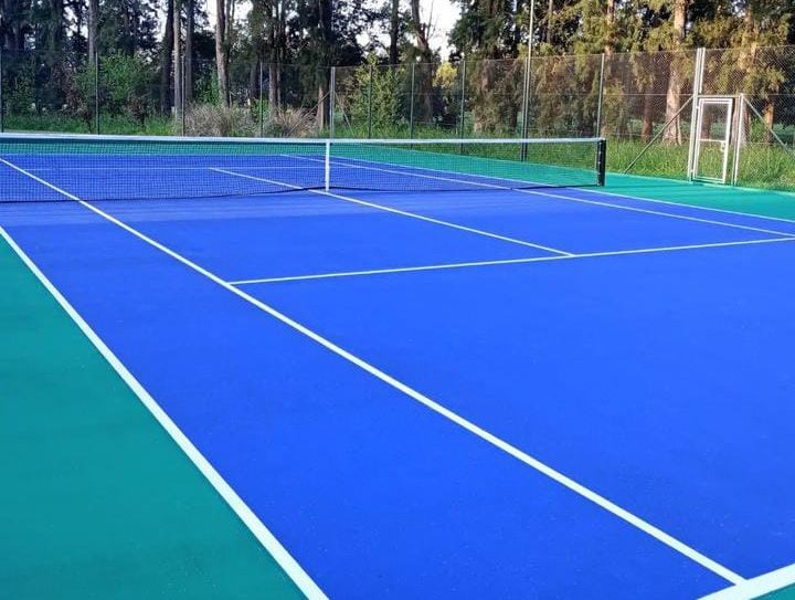 Cancha de cemento poroso.