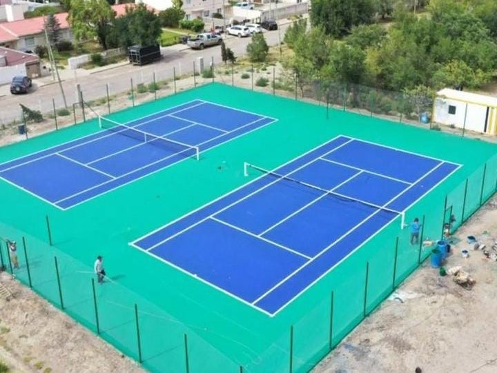 Cancha de cemento poroso.
