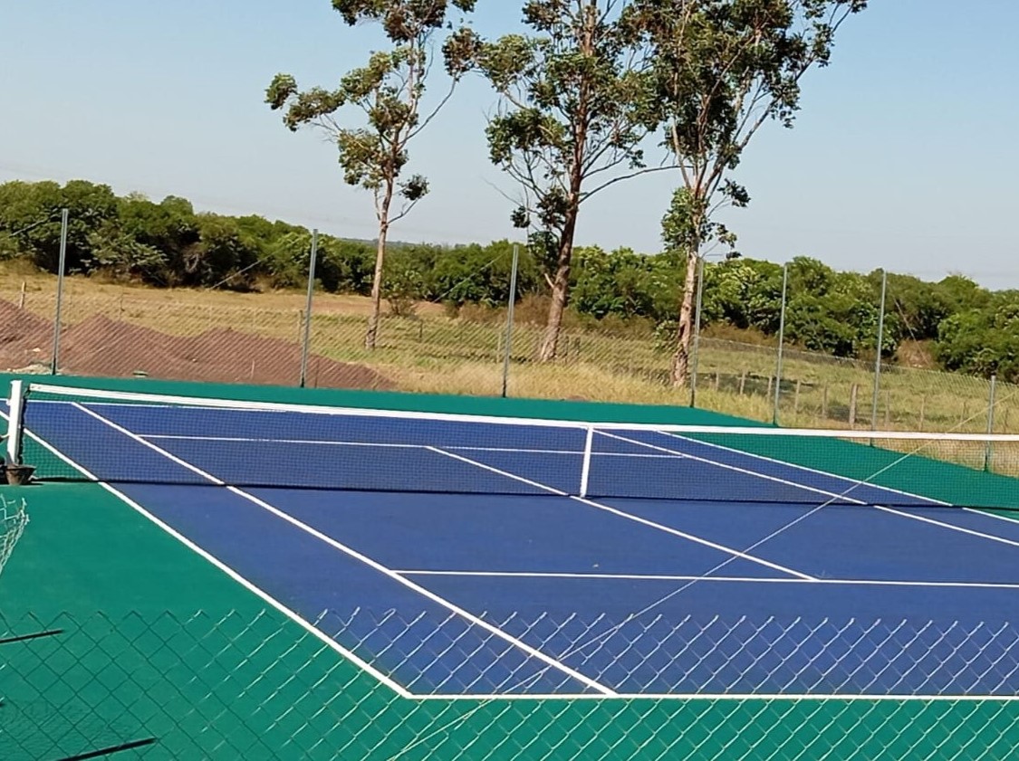 Cancha de polvo de ladrillo.