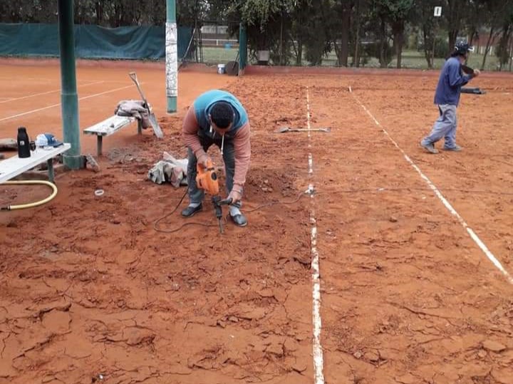 Cancha de cemento poroso.
