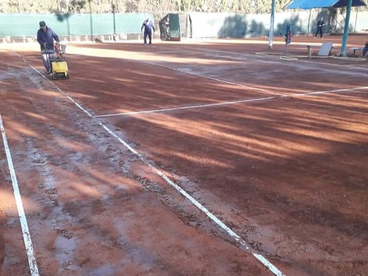 Cancha de cemento poroso.