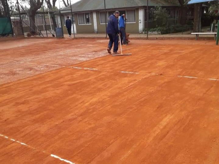 Cancha de cemento poroso.
